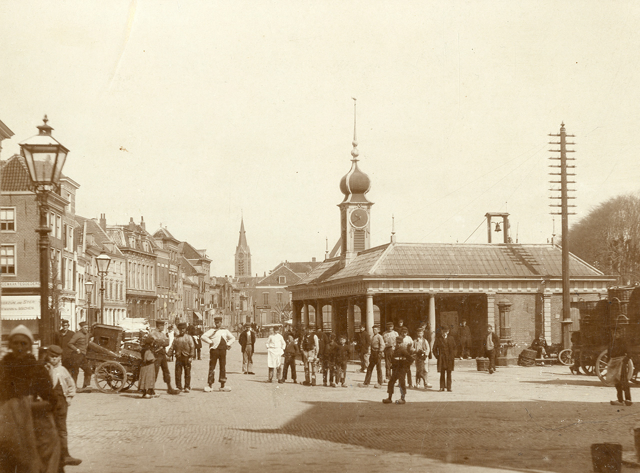De Westhavenplaats met de Visbank rond 1900. Collectie Stadsarchief Vlaardingen, T614-001.
