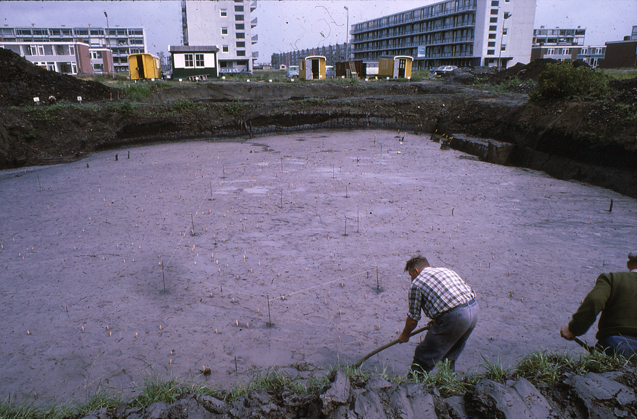 Zicht op een van de opgravingsputten in de Westwijk. Alle stokjes in het vlak geven de locatie van een paal(tje) aan. Collectie Archeologie Vlaardingen, 07.003_3321_veldwerk.
