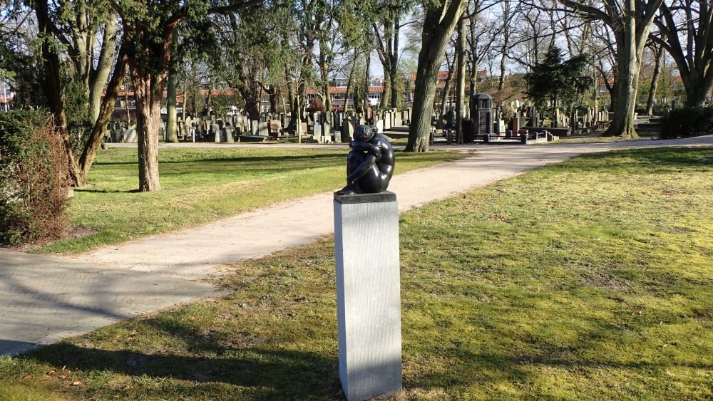 Kunstwerk 'Treurende vrouw' op de begraafplaats Emaus. Collectie Kunst Vlaardingen, Kunst-00073.