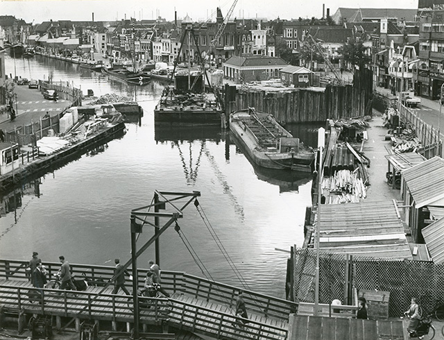 Op de voorgrond de nood-of hulpbrug in 1958. T426-104, Collectie Stadsarchief