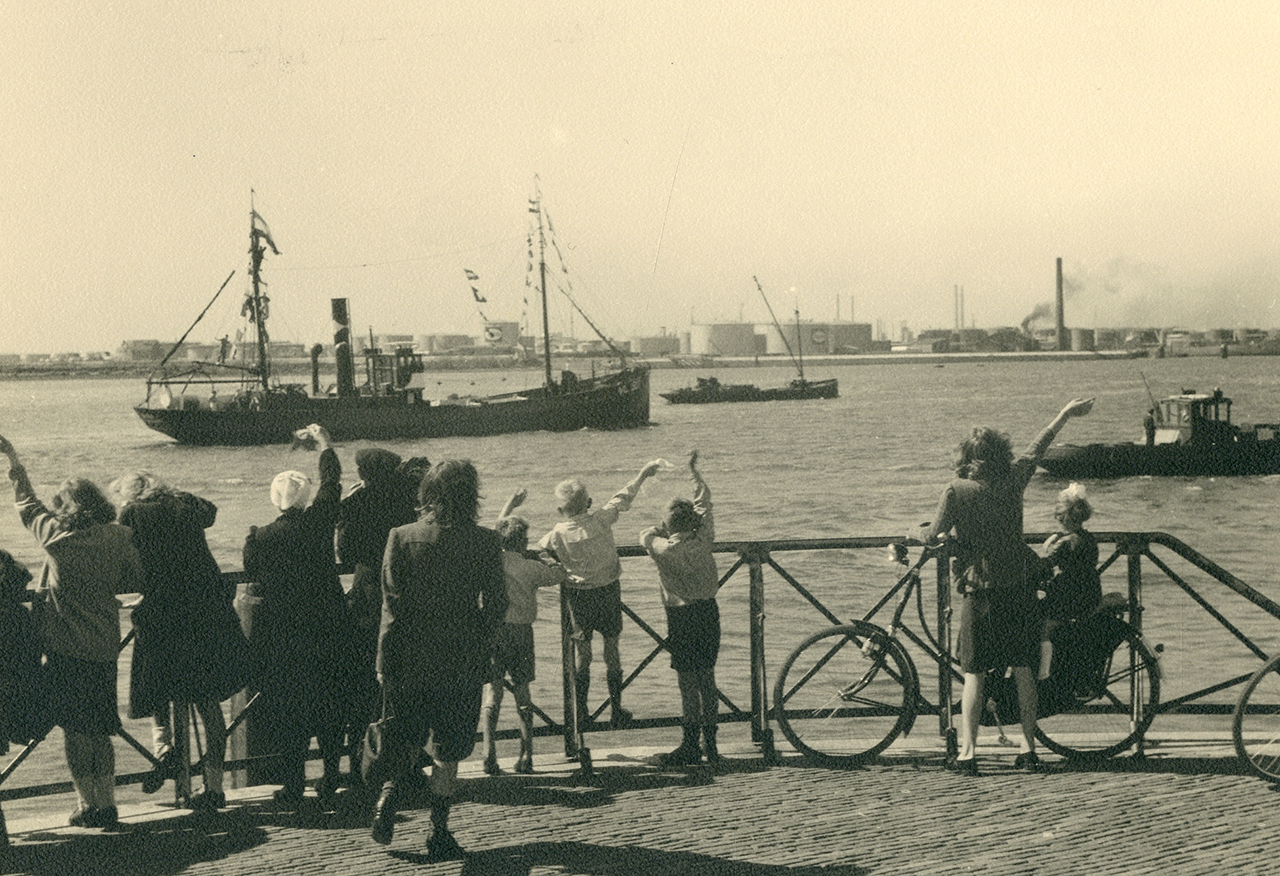 Buisjesdag rond 1950 met VL 80 Gesina. Fotograaf onbekend. Collectie Stadsarchief Vlaardingen, VS1189.