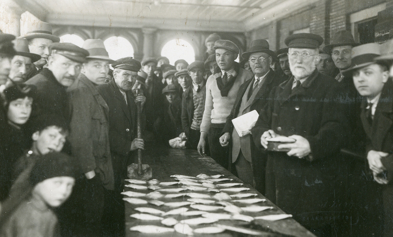 Foto-prentbriefkaart van de visafslag onder de overkapping van de Visbank rond 1930. Collectie Stadsarchief Vlaardingen, VS0065.