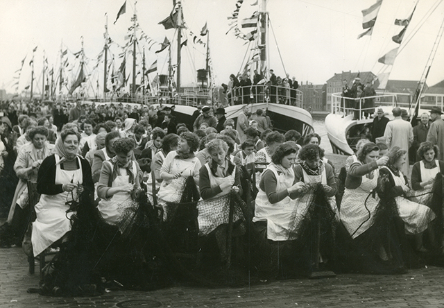 Nettenboetsters op Vlaggetjesdag, 22 mei 1954. Foto: Int. Photopress Office. Collectie Stadsarchief Vlaardingen, VS1276.