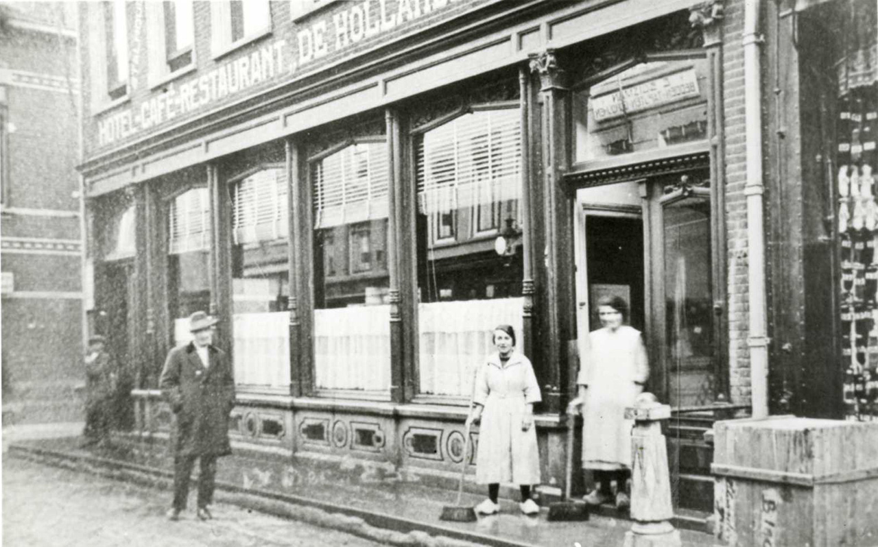 De Hollandsche Tuin op de hoek van de Hoogstraat - Brede Havenstraat in 1925. Collectie Stadsarchief Vlaardingen, T228-430-2.