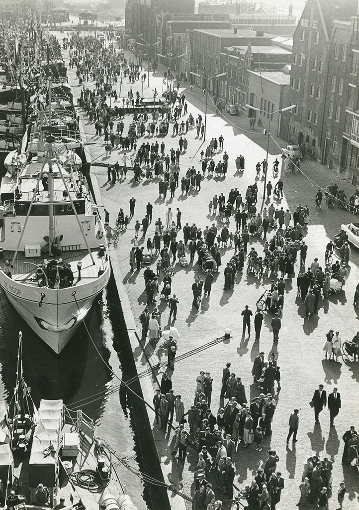 Vlaggetjesdag 1956 met hospitaalkerkschip 'De Hoop' voor de kant. Fotograaf: onbekend. Collectie Stadsarchief Vlaardingen, VS0736.