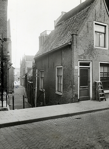 De Kwakelsteeg vanaf de Hoogstraat. Collectie Stadsarchief Vlaardingen, T298-003.