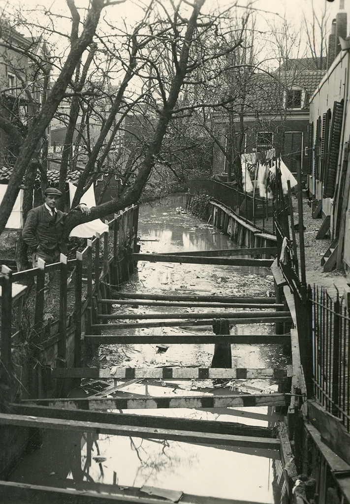 Wasgoed boven de sloot aan de Vetteoordskade. Collectie Stadsarchief Vlaardingen, T584-001.