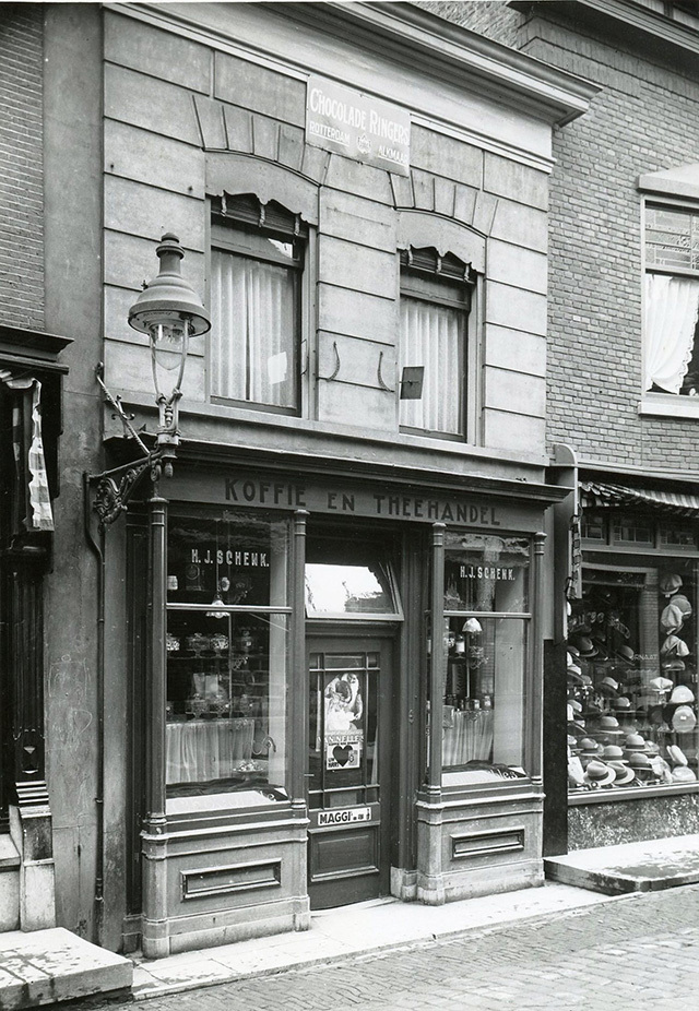 Koffie- en theehandel H.J. Schenk op de Hoogstraat rond 1955. Collectie Stadsarchief Vlaardingen, T228-003.