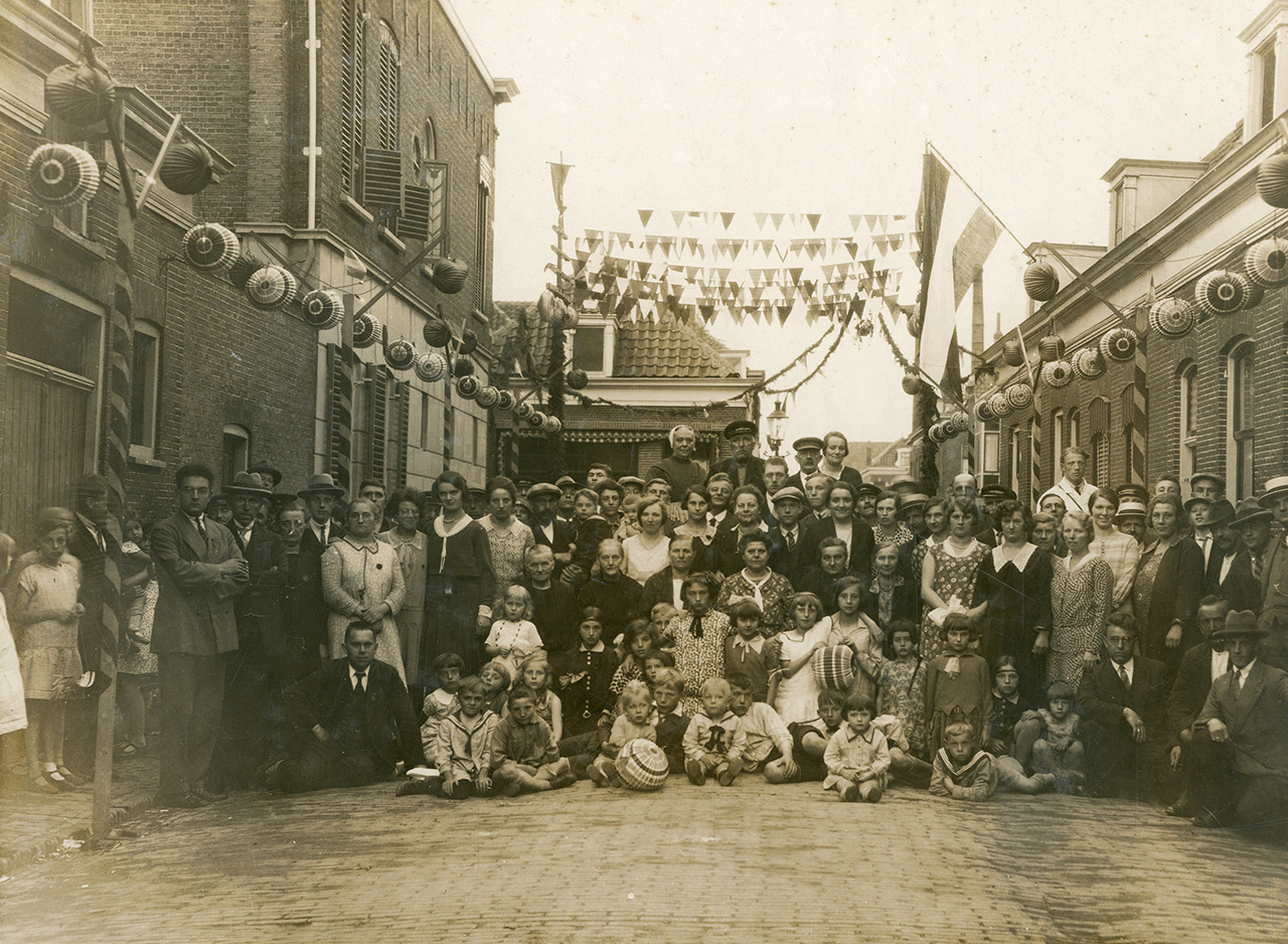 De versierde Willem Beukelszoonstraat in 1930 tijdens de viering van het jubileum van Koningin Wilhelmina. Foto Collectie Stadsarchief Vlaardingen, T048-043.