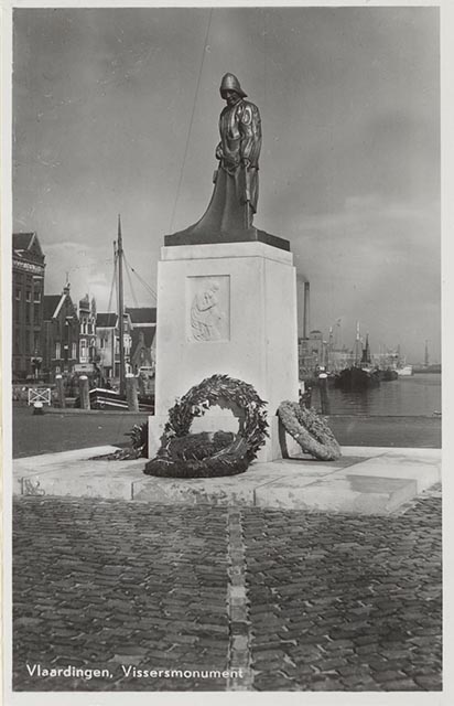 Het Vissersmonument rond 1960. Fotograaf: J. Sleding, Collectie Stadsarchief Vlaardingen, T199-006.