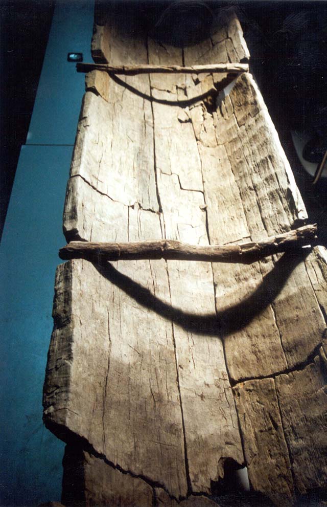 De geconserveerde en gerestaureerde kano die in de Romeinse tijd hergebruikt werd als duiker. Collectie Archeologie Vlaardingen.