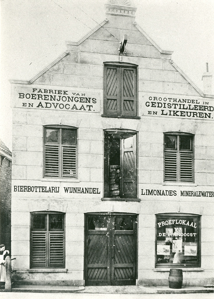 Proeflokaal 'De Wijnoogst' van Hendrik van Toor Jzn. rond 1899. Collectie Stadsarchief Vlaardingen, T363A-113.