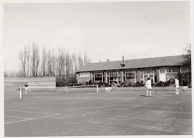 Tennispark Soenda aan de Claudius Civiluslaan in 1966. Tegenwoordig vind je hier laagbouwwoningen. Fotograaf: Boer, Collectie Stadsarchief Vlaardingen, T104-007.