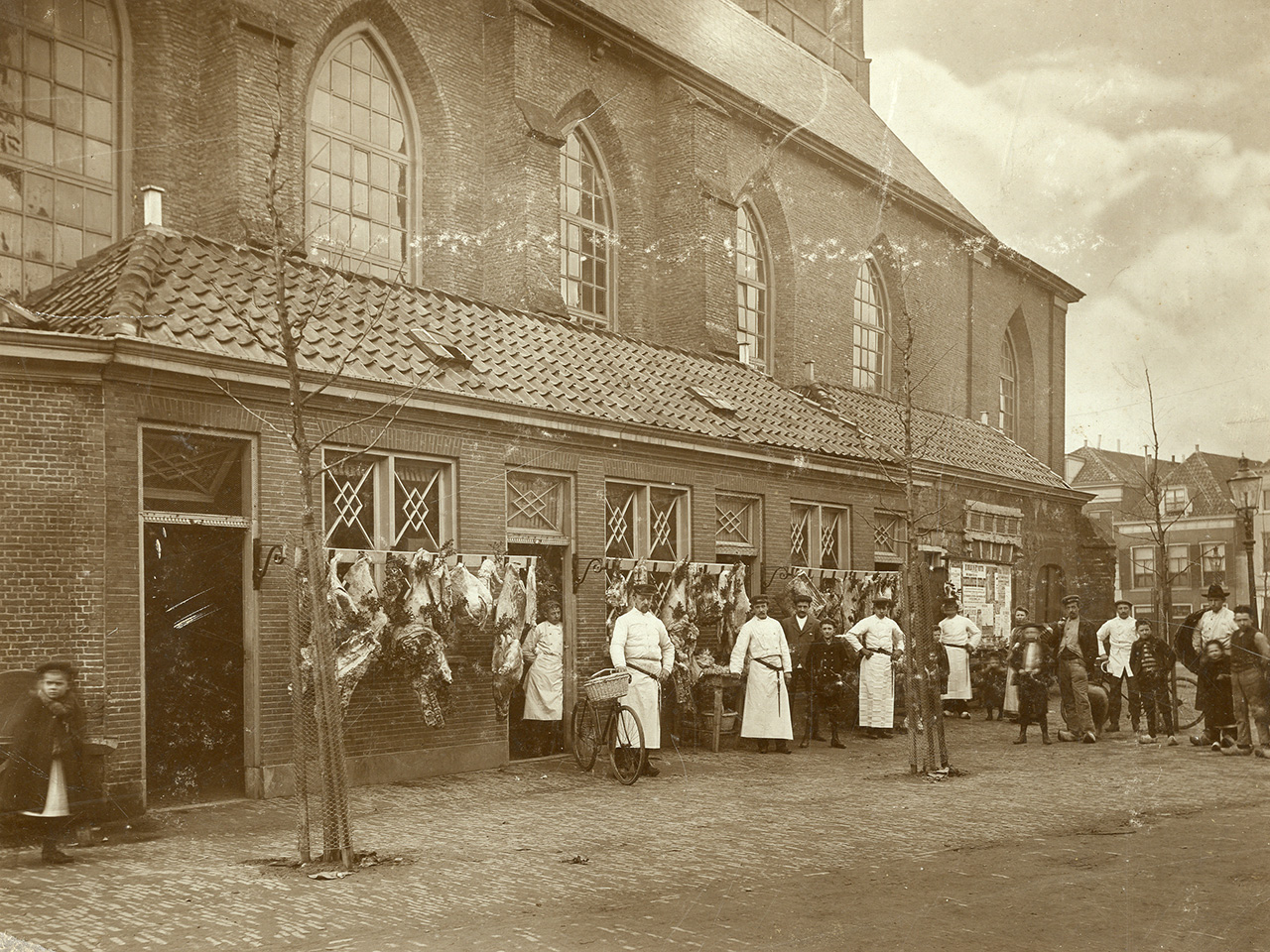 De vleeshallen aan de noordzijde van de Grote Kerk, begin 20e eeuw. Foto Collectie Stadsarchief Vlaardingen, T363A-137GF.