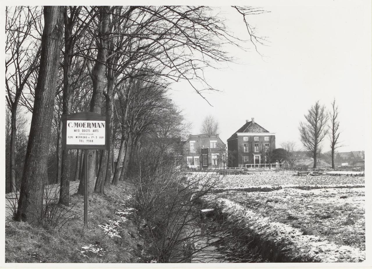 De boerderij en het herenhuis op het landgoed 'Hoogstad' in 1964. Fotograaf: J. Sluimer, Collectie Stadsarchief Vlaardingen, T076-059.