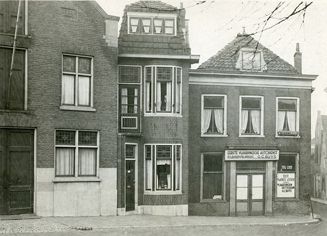Het smalste huis van Vlaardingen, Markt 19, rond 1940. Collectie Stadsarchief Vlaardingen, T363A-080.