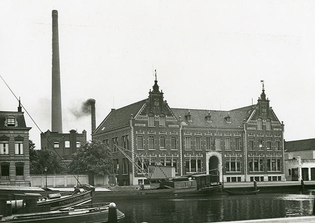 Kantoor van N.V. Hollandia met ernaast de nieuw opgerichte schoorsteen, 1937. Collectie Stadsarchief Vlaardingen, T420-003.