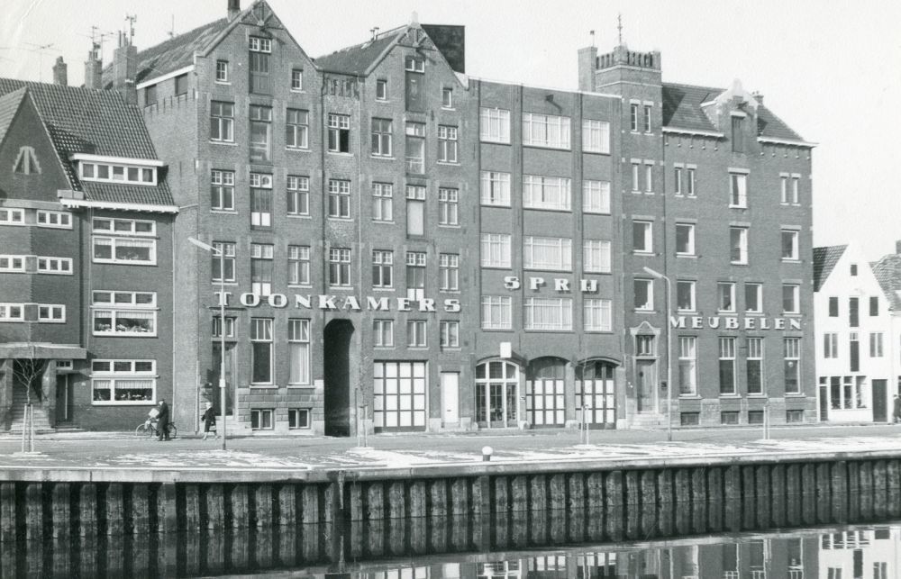 De panden waar ooit de meubelfabriek van Bram Sprij gevestigd was. Collectie Stadsarchief Vlaardingen, T612-318-2.