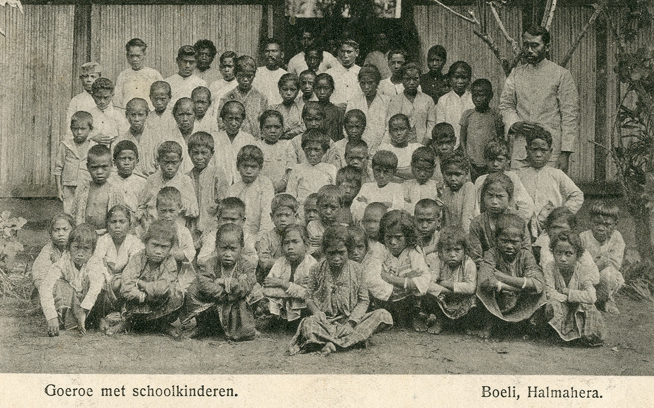 In Boeli op Halmahera kregen de kinderen voor 1920 les van een goeroe. Collectie Stadsarchief Vlaardingen, P3885.