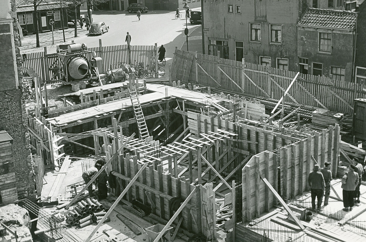 De bouwput op de hoek van de Markt en de Schoolstraat in 1955. Foto Collectie Stadsarchief Vlaardingen, T363B-430.