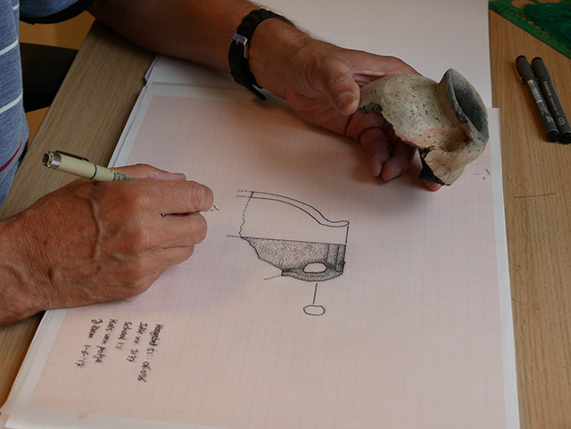 Tekenen van een stuk pot uit de Romeinse tijd. Foto: P. Versluis, Archeologische collectie Vlaardingen