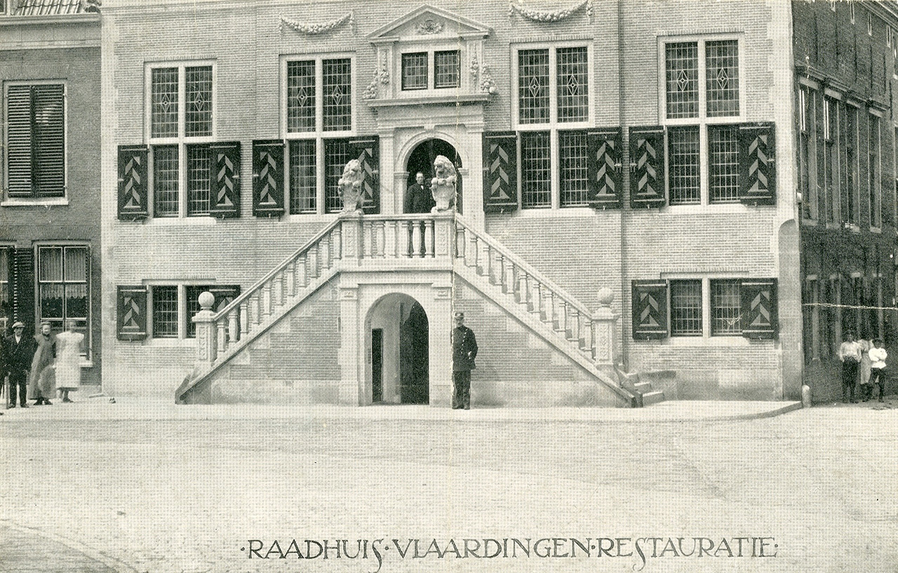 De gevel van het stadhuis na de restauratie in 1912. Foto Collectie Stadsarchief Vlaardingen, T363B-030.