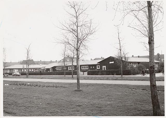 Het houten schoolgebouw van de Dr. H. Bavinckschool in 1966. Fotograaf: Foto Boer, Collectie Stadsarchief Vlaardingen, T085-016.