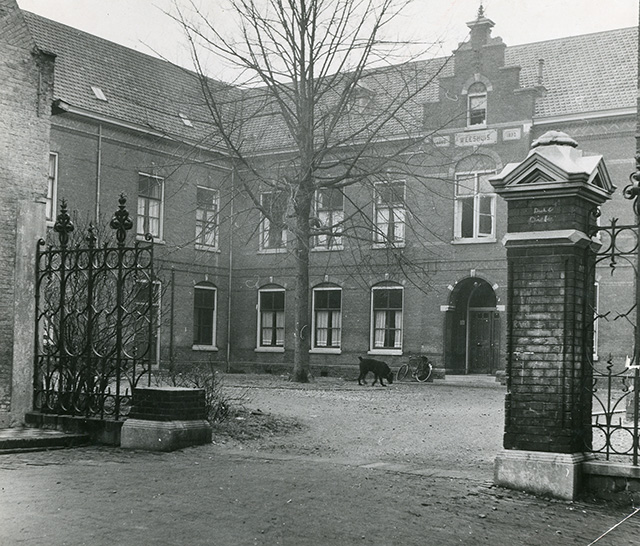 Het Weeshuis met toegangshekken rond 1950. Collectie Stadsarchief Vlaardingen, T608-015.