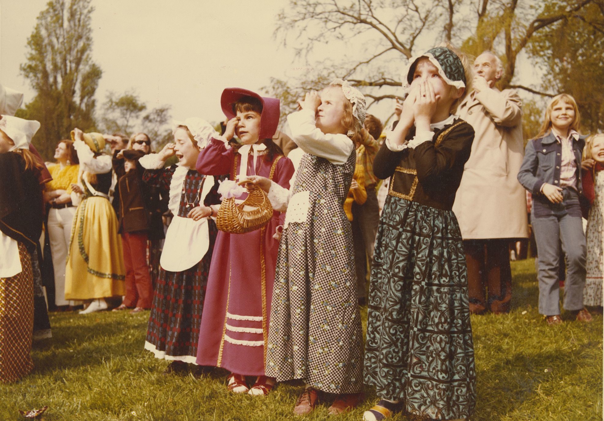 Verklede meisjes in het Hof in 1973