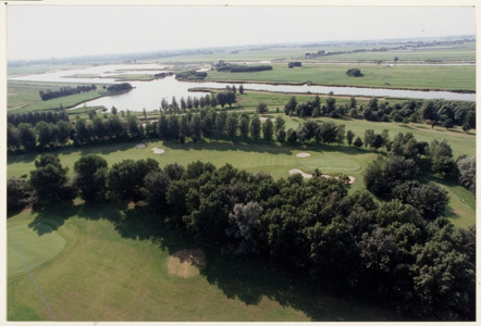 Luchtfoto van het westelijk deel van de Broekpolder rond 2005. Op de voorgrond een deel van de golfbaan, op de achtergrond eerst De Bommeer met erachter de Foppenplas en rechts de Boonervliet. Fotograaf: H. Molenkamp, Collectie Stadsarchief Vlaardingen, T653-090-2.
