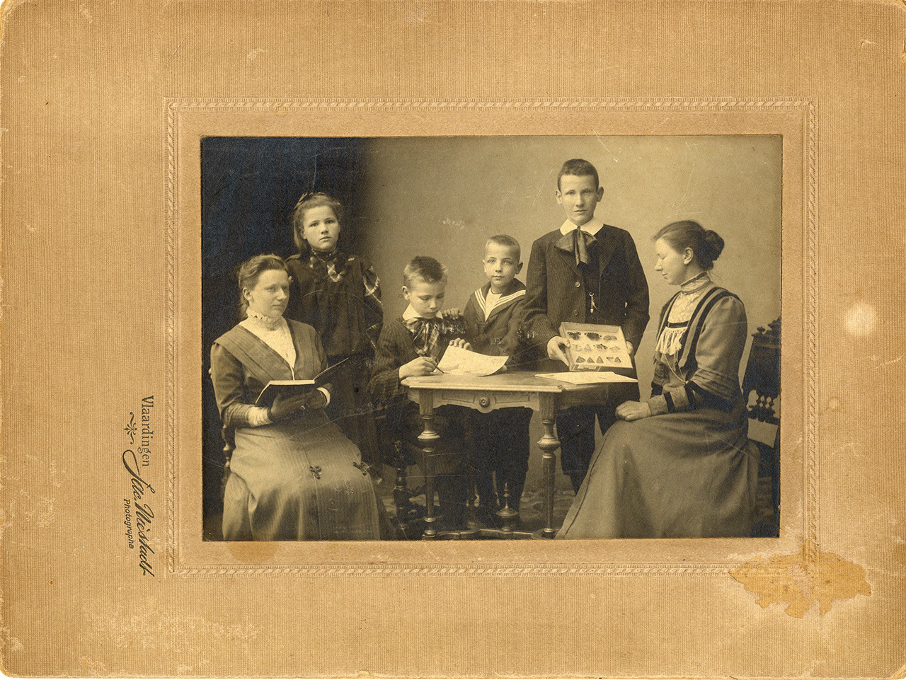 De kinderen van Govert en Gerritje met de twee tantes die voor hen zorgden rond 1910. Collectie Stadsarchief Vlaardingen, P6740.