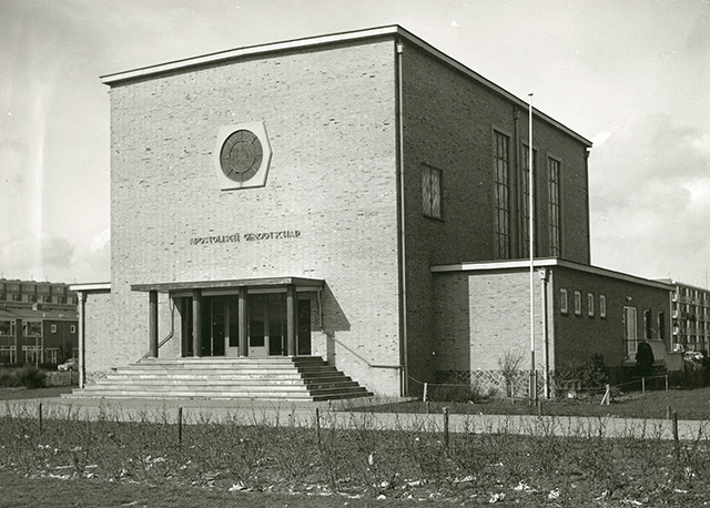 Kerk van het Apostolisch Genootschap in 1966. Rond 2012 kocht de Hindoestaanse gemeenschap het gebouw. Fotograaf: Boer, Collectie Stadsarchief Vlaardingen, T442-002.